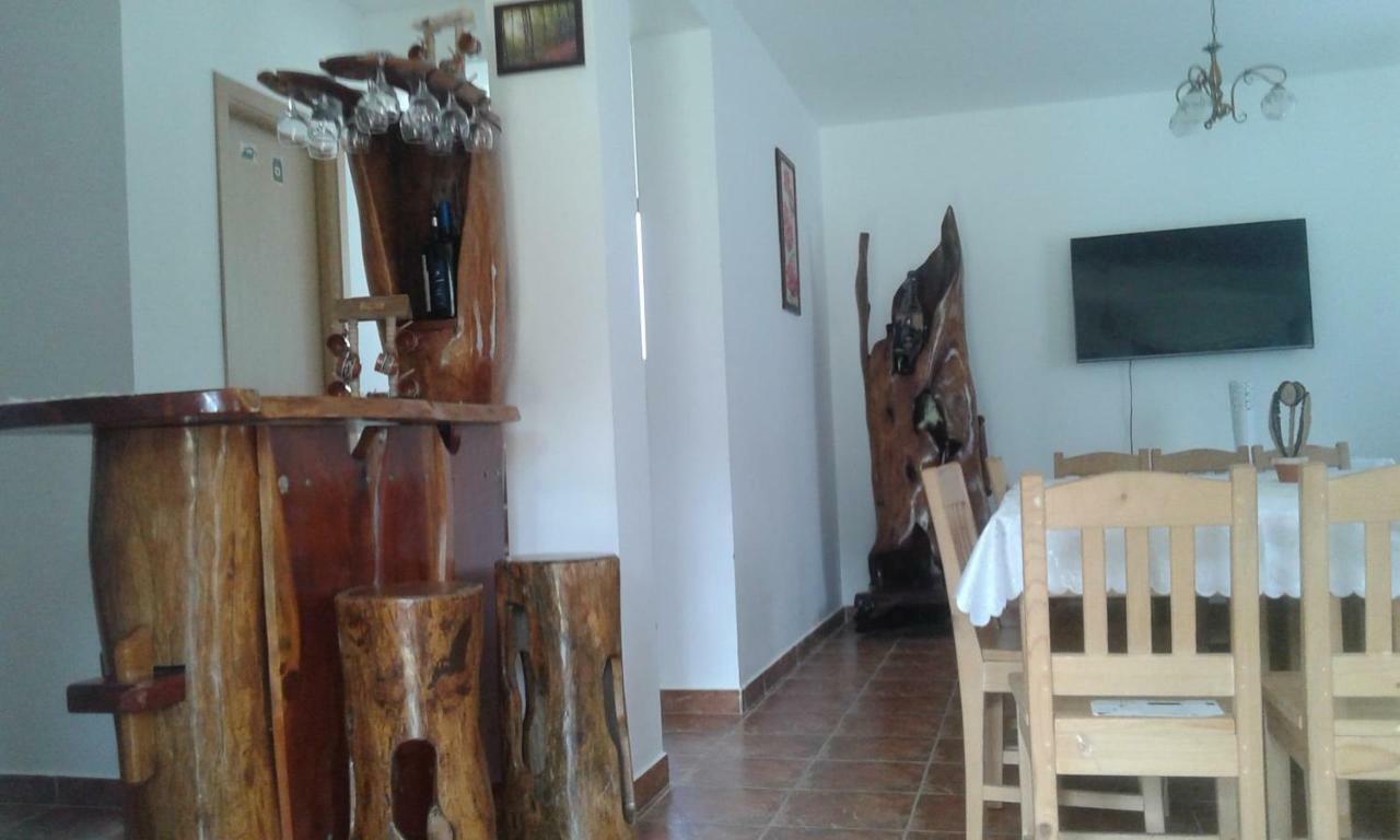 Oteleni Pensiunea Casa Vanatorului酒店 外观 照片
